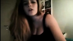 esta joven se calienta y se masturba por webcam