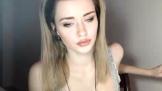 Hot Amateur Webcam Teen Masturbates For Their Fans