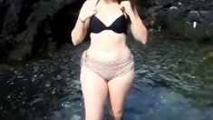 Amateur Chubby Girl in the Lake (Big Sweet Ass)